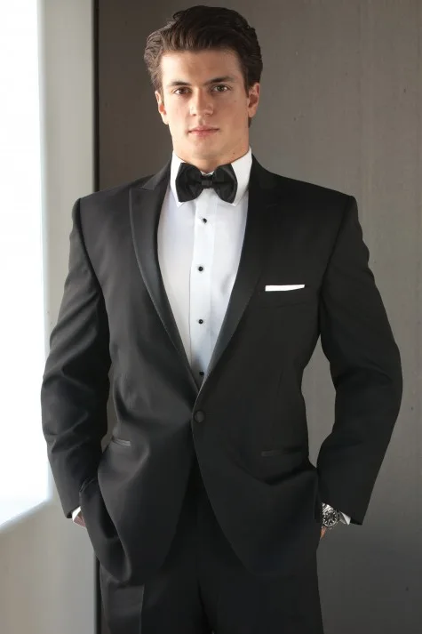 Phổ biến nhất là suit và tuxedo đen Phổ biến nhất là suit và tuxedo đen