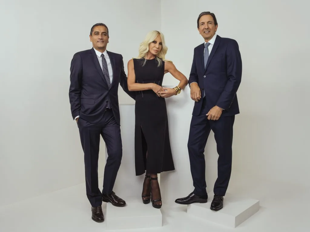 Johnathan Akeroyd, Donatella Versace và John Idol sau thông báo sát nhập giữa hai hãng thời trang. (Ảnh: Rahi Rezvani)
