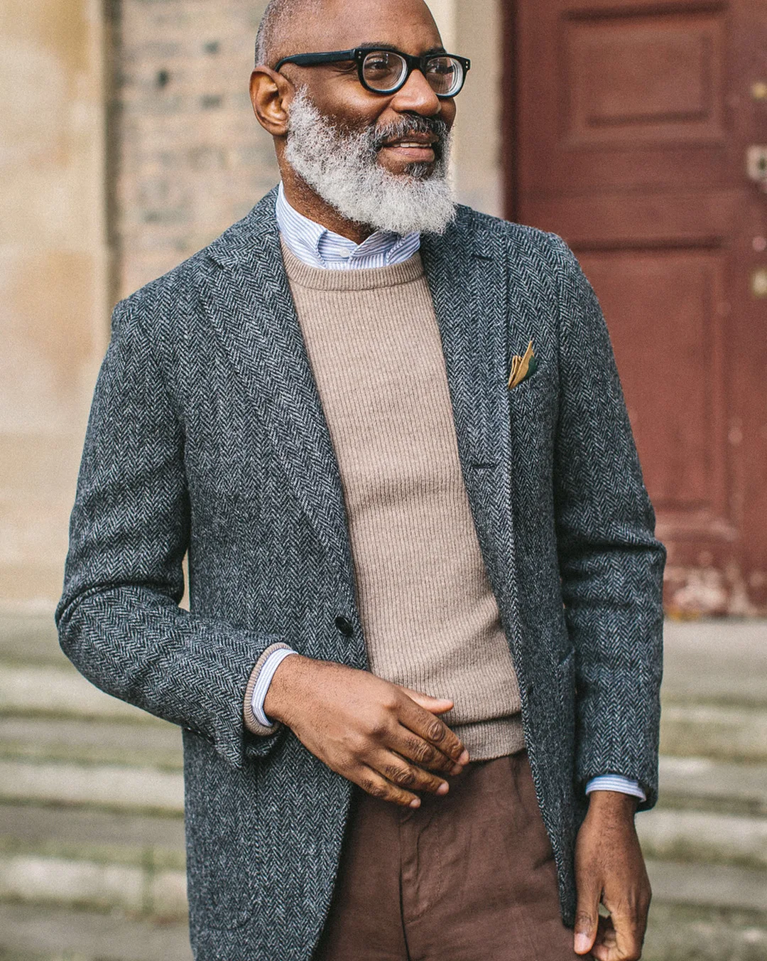 phối áo len cổ tròn với sport jacket.