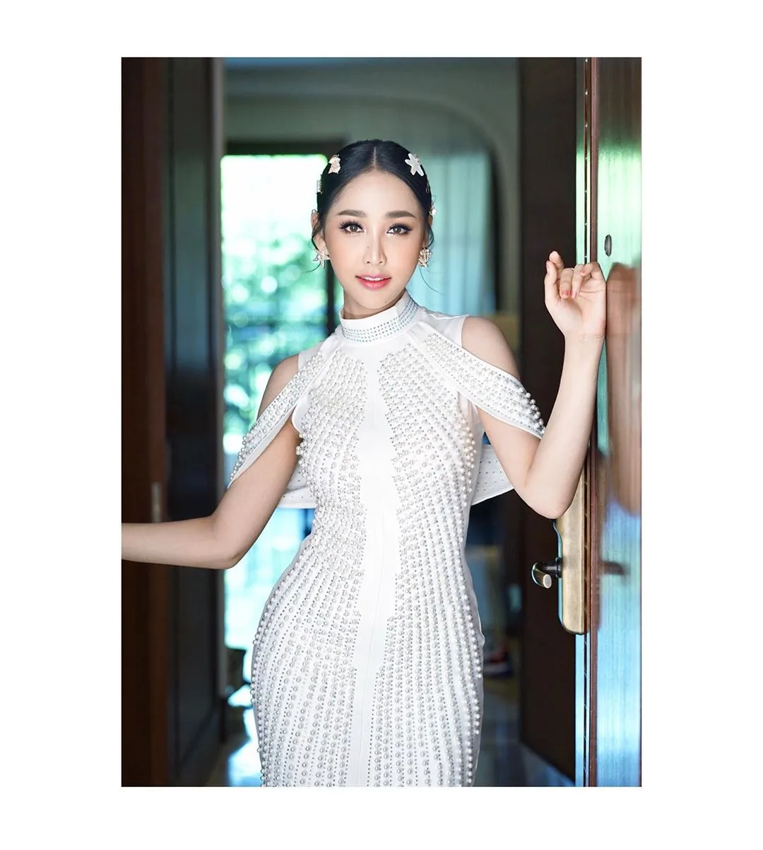 mỹ nhân chuyển giới - rose tạo dáng bên cửa
