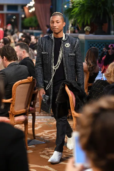 thuong hieu chanel - pharrell williams - elle man 2