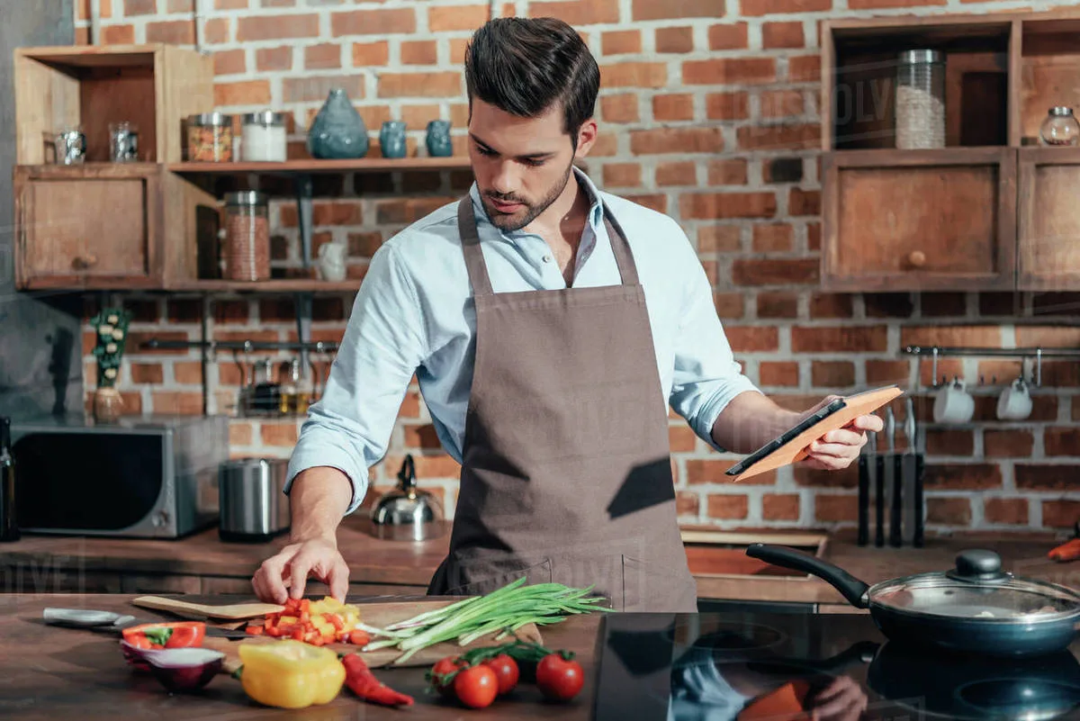 Xắn tay vào bếp nấu ăn cho người mình yêu là niềm vui của nhiều bạn.