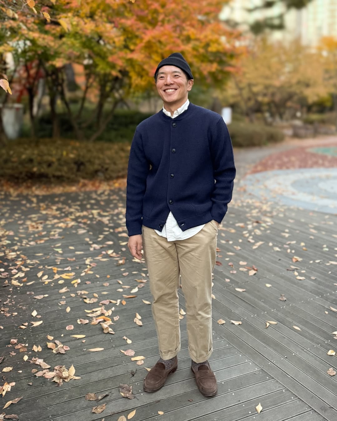 áo len xanh navy và quần chinos be nâu nhạt