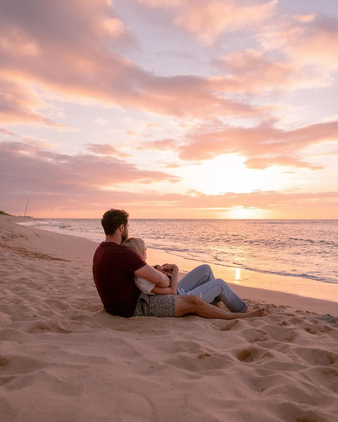 du lịch biển-cặp đôi ngắm hoàng hôn trên biển sunset