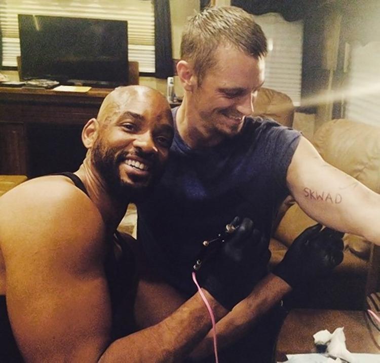 Will Smith chơi đùa cùng bạn diễn Joel Kinnaman trong hậu trường Suicide Squad