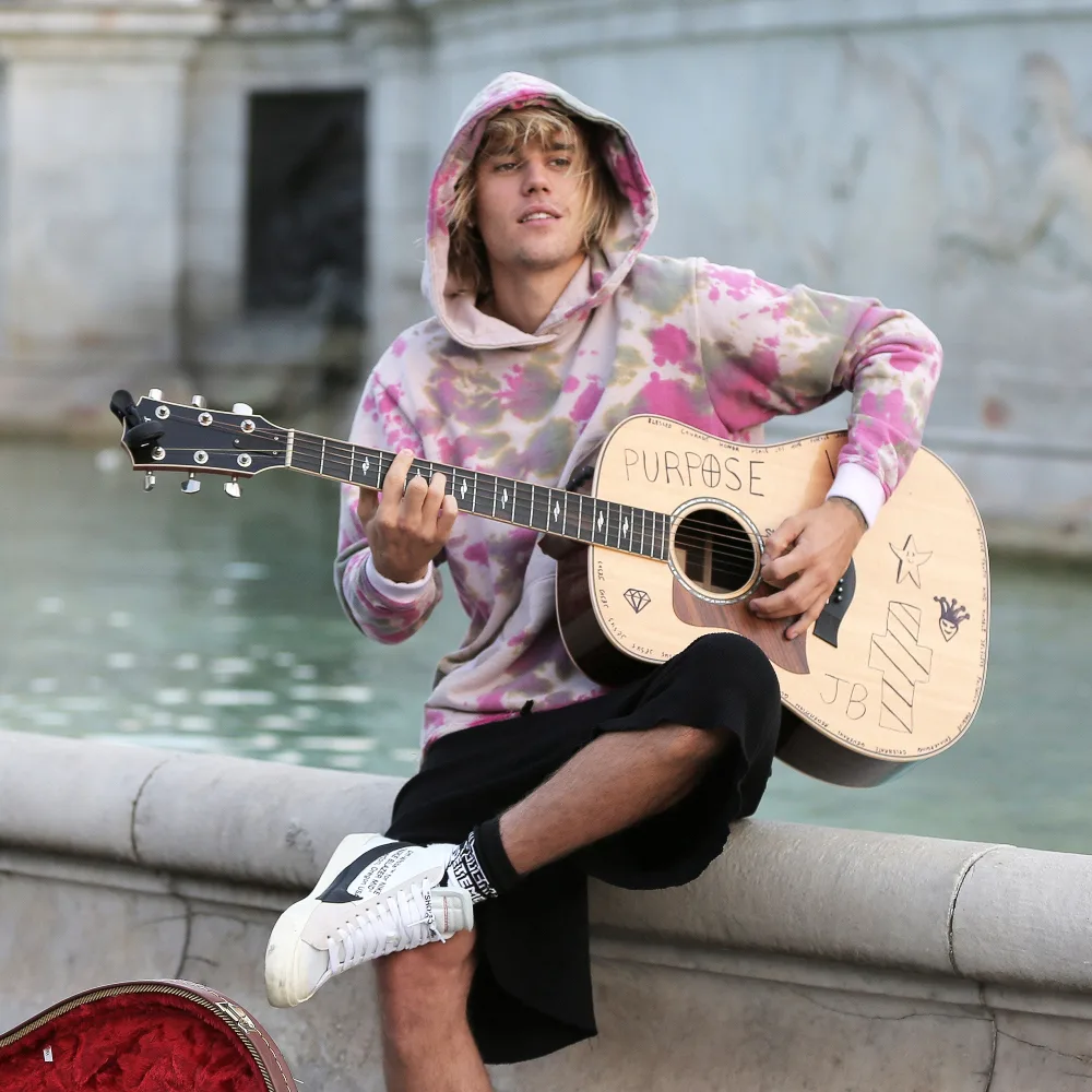 Justin Bieber trong bộ outfit lôi thôi