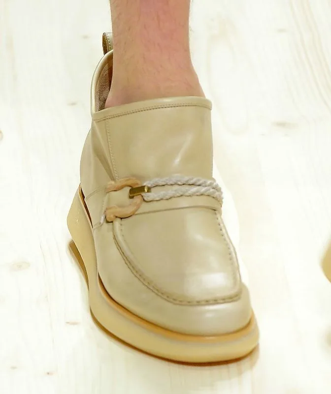 Chi tiết một chiếc giày loafer đế dày trong BST của Salvatore