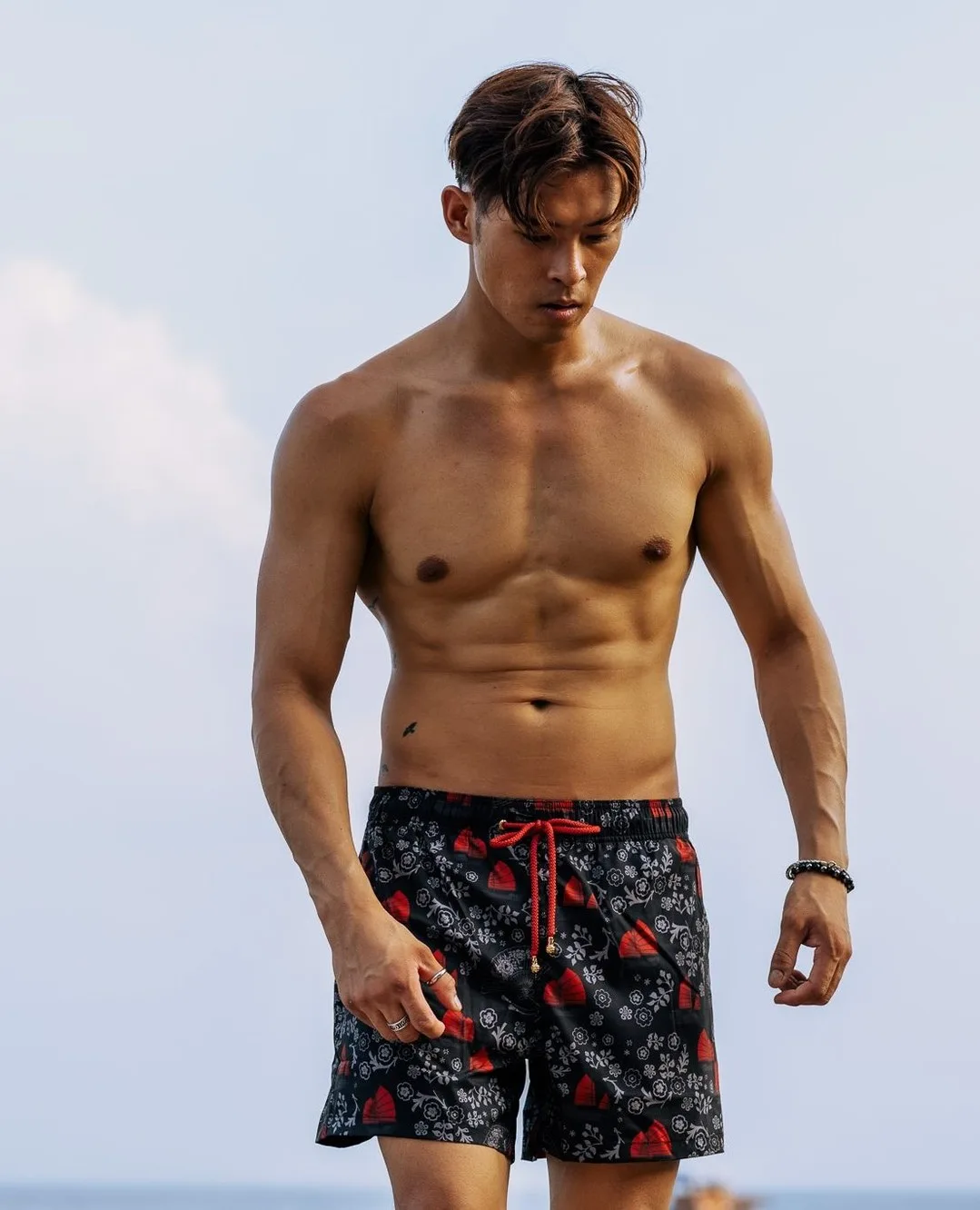chàng trai mặc quần short bơi họa tiết