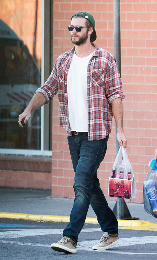 phong cach thoi trang Liam Hemsworth - flannel 2 - elle man