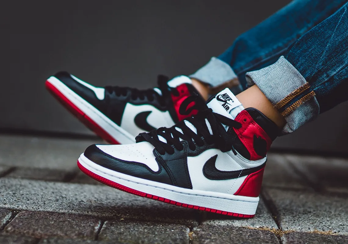Đôi nike air jordan 1 "satin black toe" đứng ở vị trí số 3