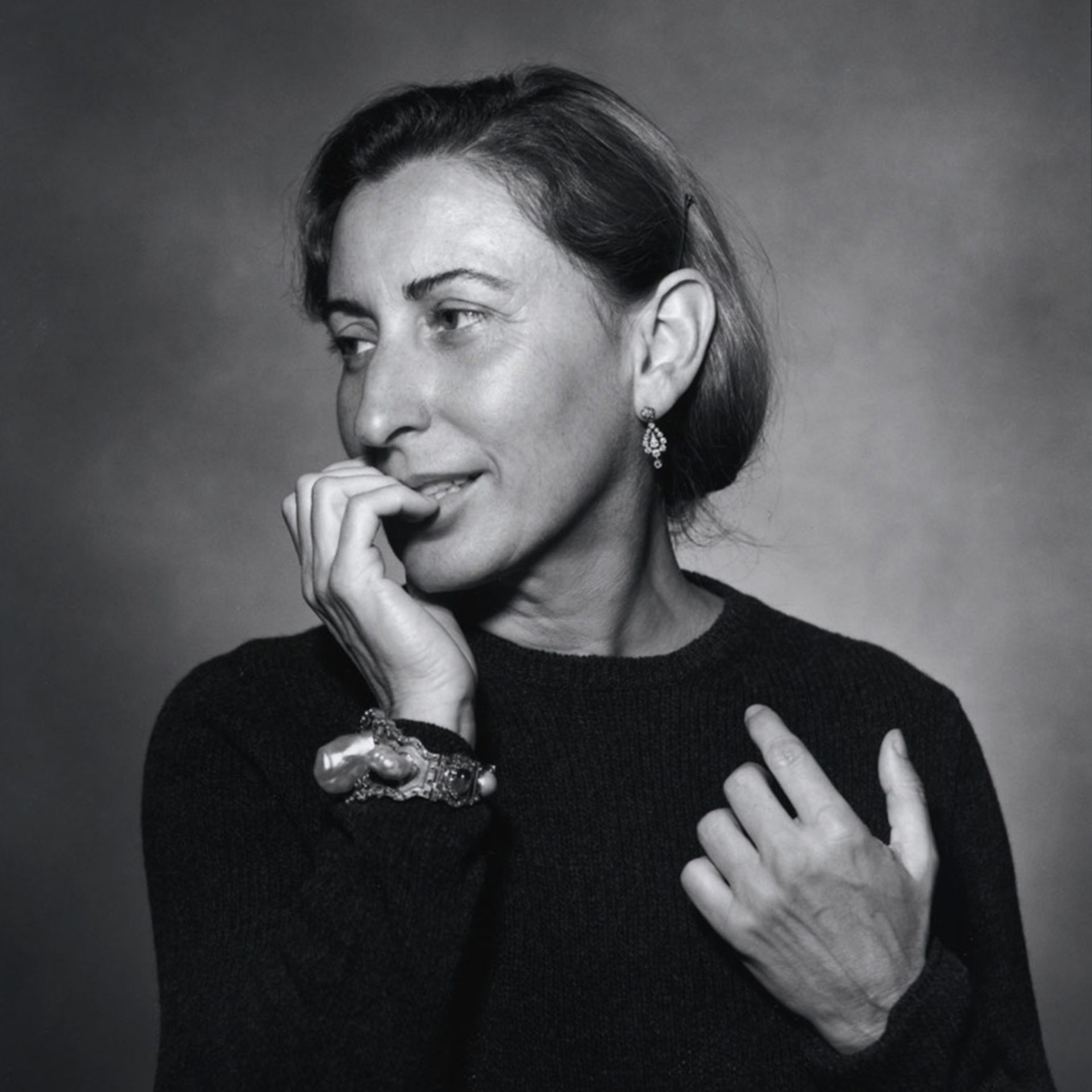 miuccia prada tham gia vào kinh doanh logo thương hiệu prada