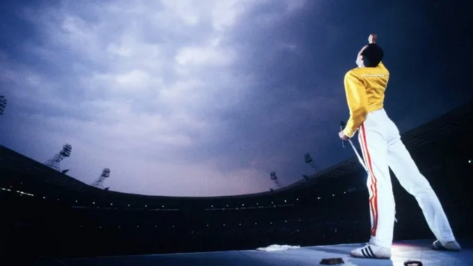 ca si freddie mercury - photo Denis O'regan - elle man