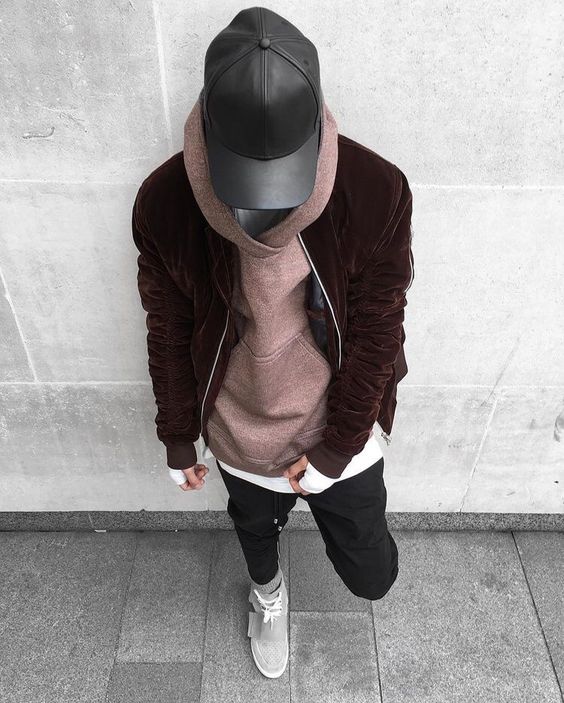 Theo bạn, điểm nhấn trong set đồ này là chiếc mũ Snap back bằng da hay sự kết hợp tuyệt hảo giữa chất liệu cũng như màu sắc của áo khoác Hoodie và Bomber Jacket