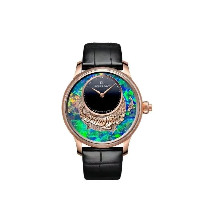 Jaquet Droz với phiên bản còn lại trong cặp này vận dụng sự tương phản của điêu khắc trên vàng hồng và sắc màu rực rỡ của Opal, tái hiện sắc thái Hổ thức dậy, chuyển mình và những bước đi vừa tĩnh lặng vừa khéo léo và dũng mãnh.