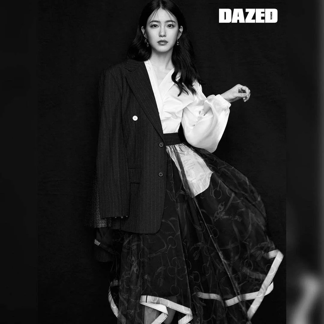 shin ye eun vay dai trang den - elle man