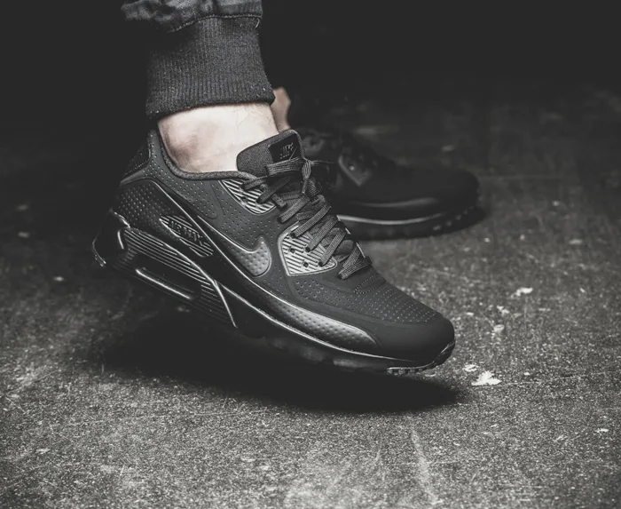 5 kieu giay the thao - all-black - Nike Air Max 90 Ultra Moire - elle man