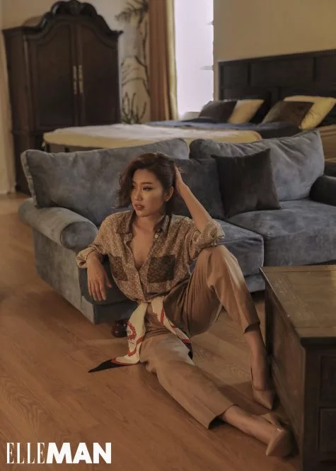Thuý Ngân Áo sơ mi lụa, quần BURBERRY