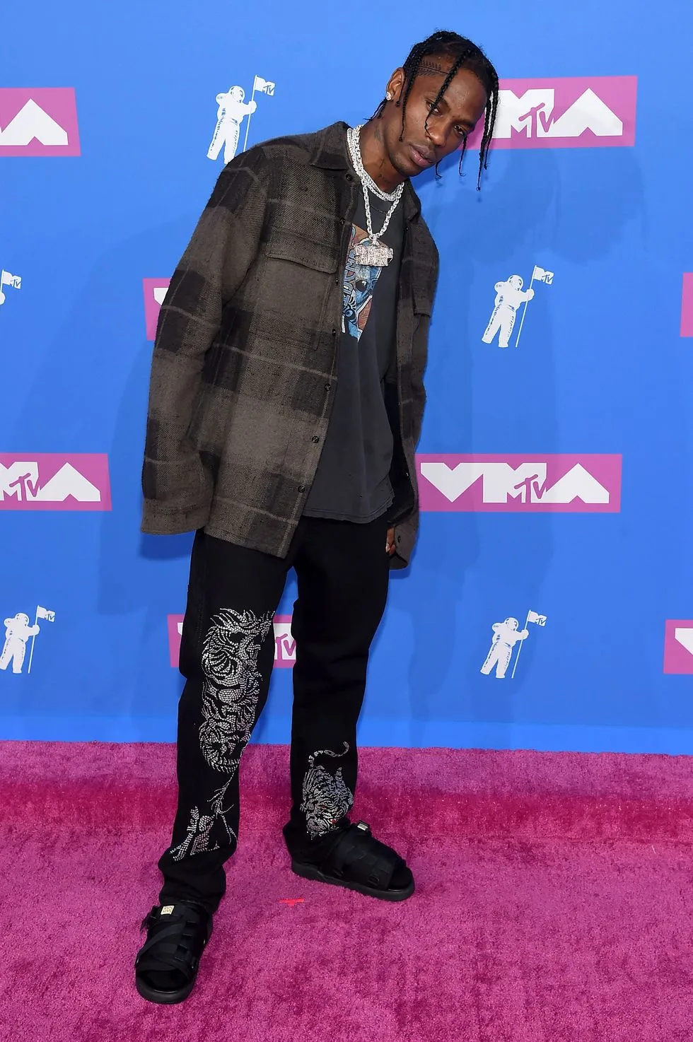 Travis Scott nổi bật với trang phục mang đậm phong cách street style với tông màu đen chủ đạo kèm theo dây chuyền bạc ấn tượng. Ảnh: ELLE USA