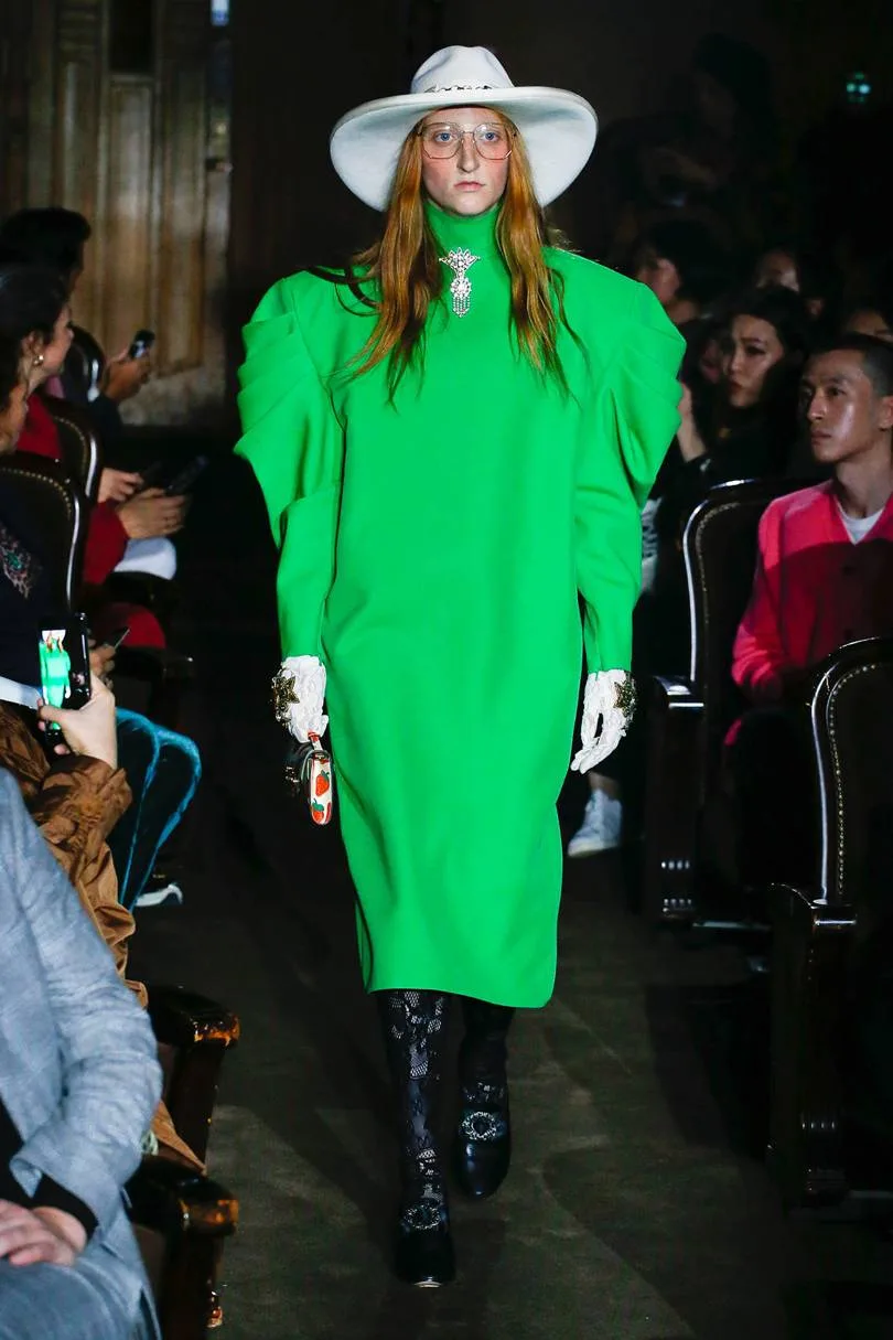 Gucci Xuân-Hè 2019 tiếp tục mang đậm tinh thần retro với những điểm nhấn vai phòng nổi bật. Ảnh: Vogue