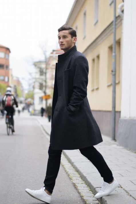 Lịch lãm, thời thượng với Sneaker trắng, quần jeans nam đen và áo khoác dáng dài