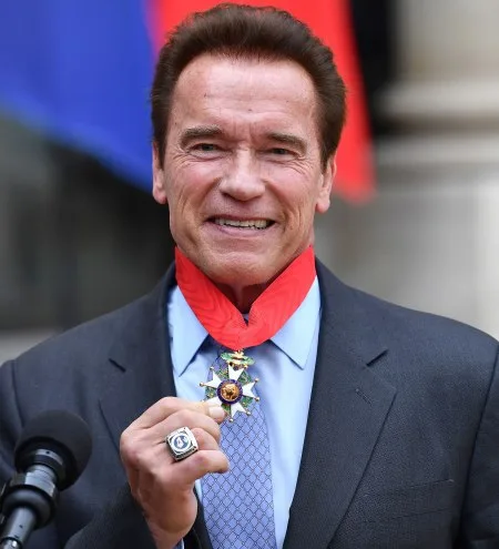 arnold-schwarzenegger-ke-huy-diet-nhan-huy-chuong-Phap-1-elle-man