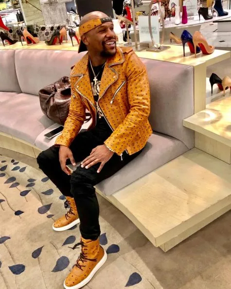 Huyền thoại quyền anh Floyd Mayweather lần thứ hai xuất hiện trong top thời trang sao nam với outfit mạnh mẽ và nam tính. Ảnh: Instagram @floydmayweather