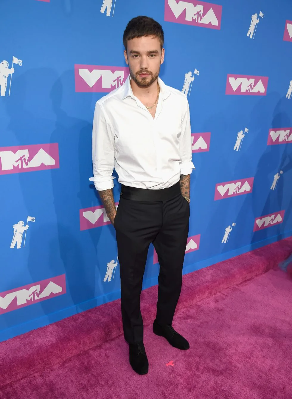 Liam Payne xuất hiện thanh lịch với áo sơ mi trắng quần âu. Ảnh: ELLE USA