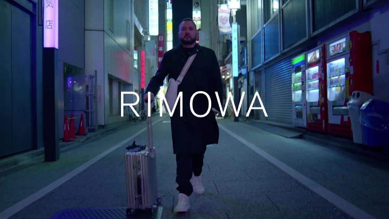 nhà thiết kế Kịm Jones mặc đồ đen hợp tác cùng rimowa
