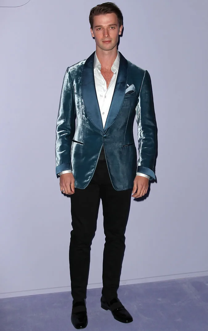 diễn viên Patrick Schwarzenegger mặc áo vest nhung