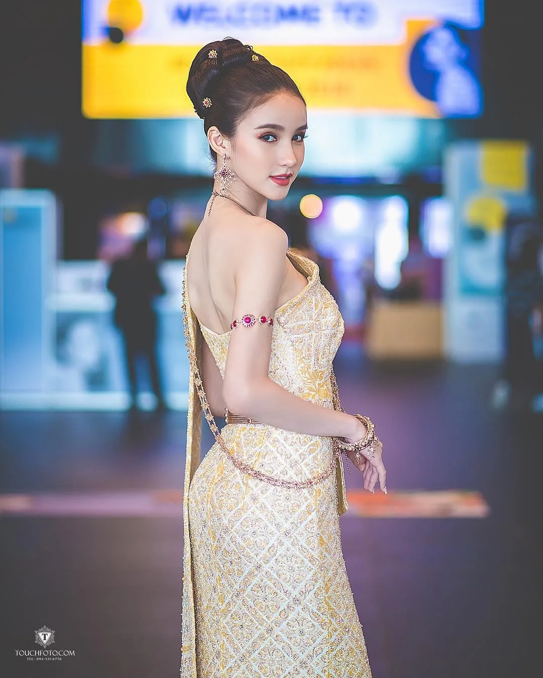 mỹ nhân chuyển giới - yoshi trong bộ trang phục truyền thống