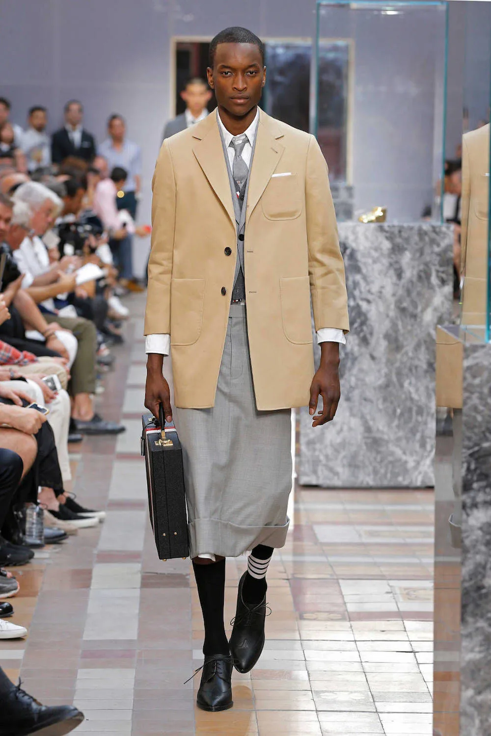 Màu sắc nhã nhặn kết hợp với váy dài mang cảm hứng từ trang phục unisex. Ảnh: Thom Browne