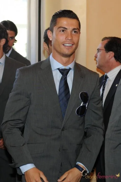 CR7 luôn nổi bật với phong cách thời trang nam tính của mình... CR7 luôn nổi bật với phong cách thời trang nam tính của mình...
