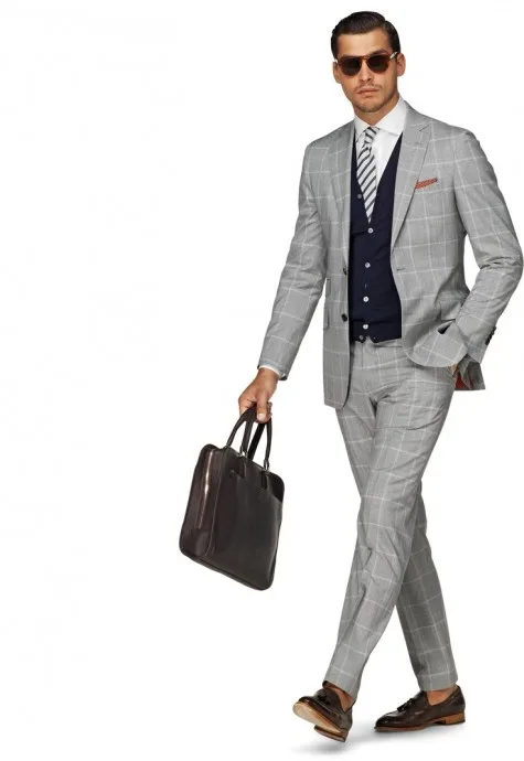 Cardigan tím than với suit xám ấn tượng Cardigan tím than với suit xám ấn tượng