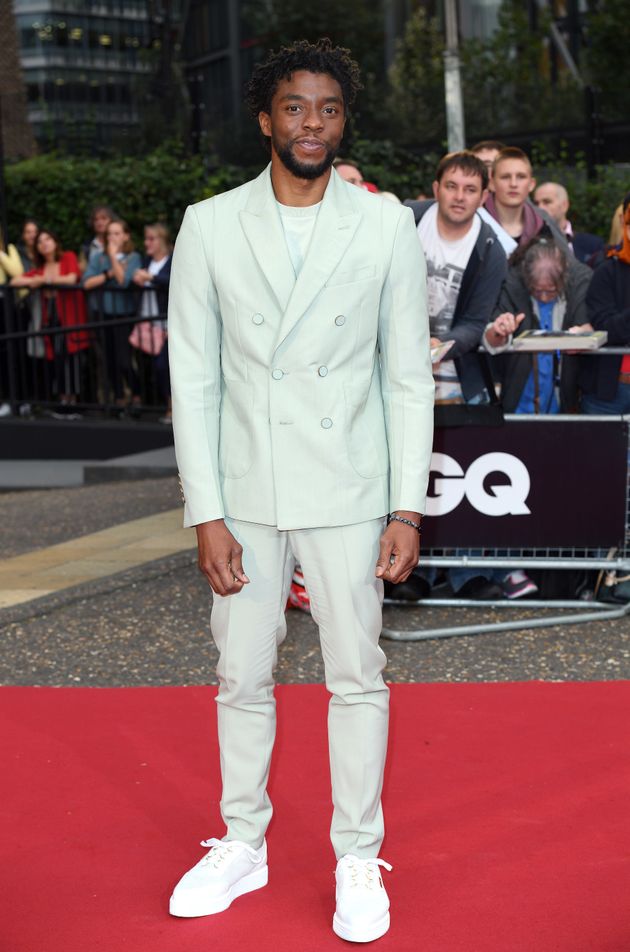Chadwick Boseman trong trang phục suit khuy đúp ngực màu xanh lục bảo pastel (emerald pastel)