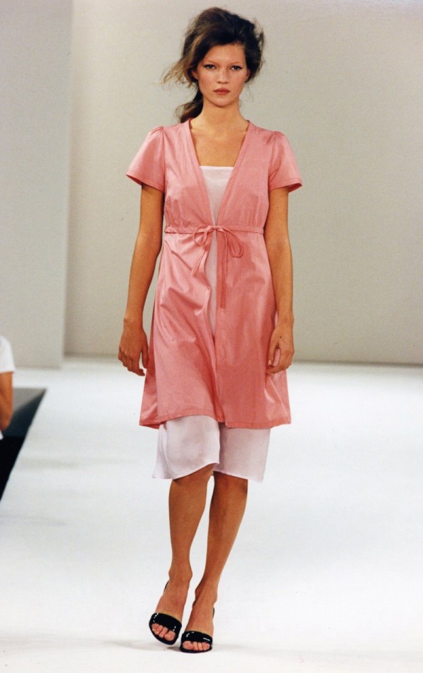 siêu mẫu Kate Moss trong BST đầu tiên của miu miu trên sàn diễn New York Fashion Week vào năm 1995.