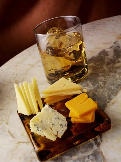 cách uống rượu Whisky - kết hợp cùng phô mai