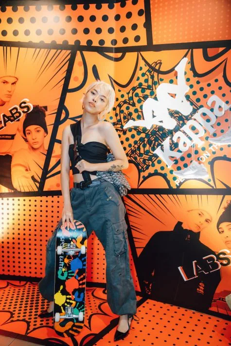 khách mời nữ tại photobooth của thương hiệu KAPPA