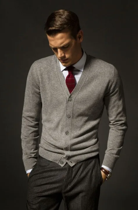Hình ảnh quý ông lịch lãm được thể hiện cùng cardigan kết hợp sơ mi trắng Hình ảnh quý ông lịch lãm được thể hiện cùng cardigan kết hợp sơ mi trắng