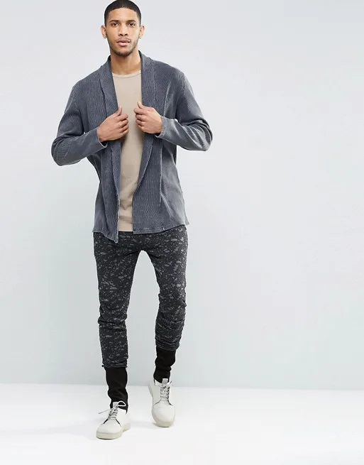 Áo khoác cardigan và quần jogger họa tiết camo.