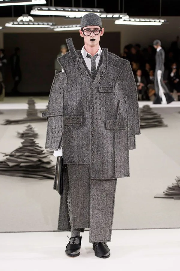 Thom Browne mang đến một cái nhìn hoàn toàn mới cho những bộ suit công sở. Ảnh: Pinterest