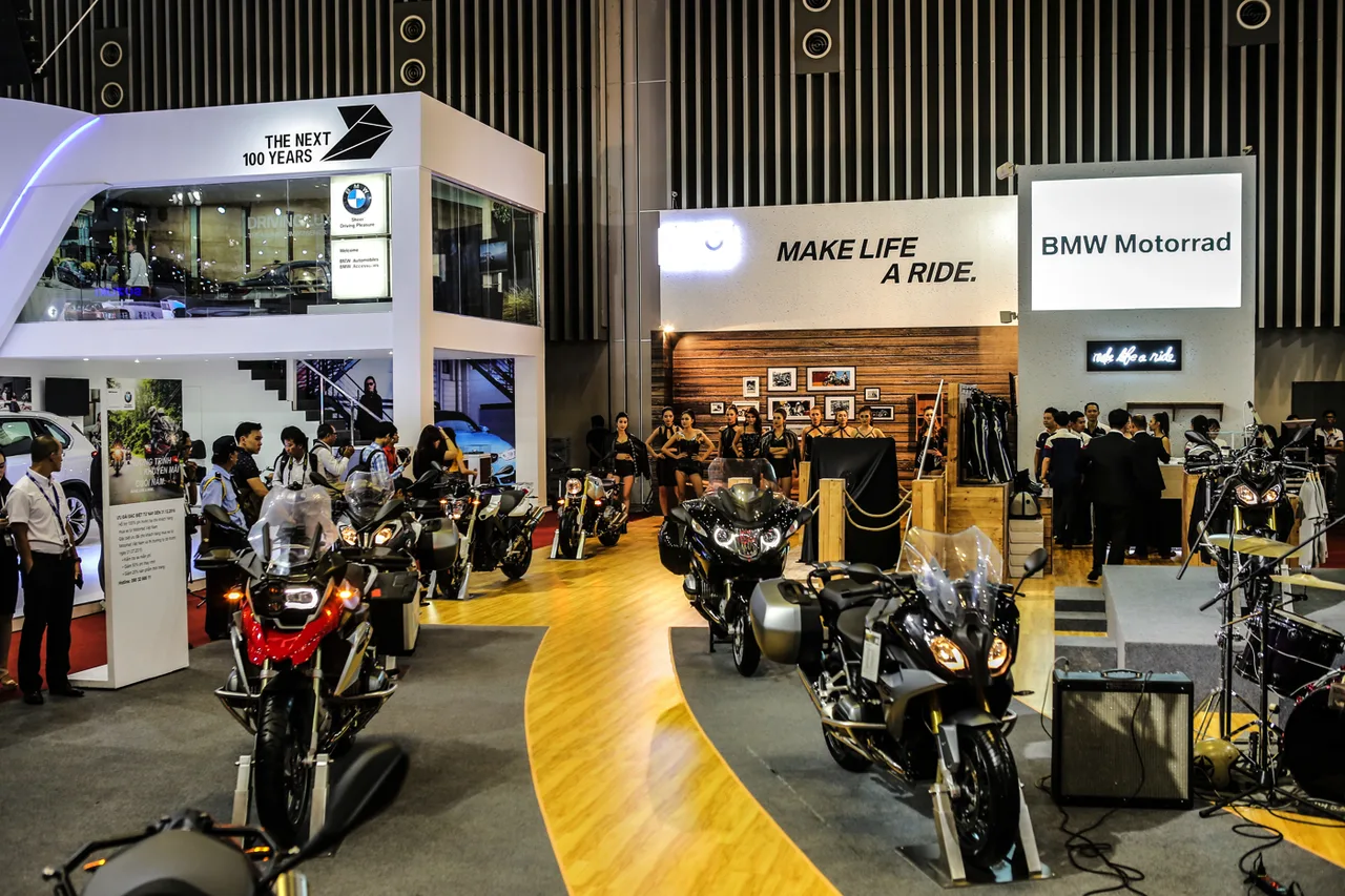Các sản phẩm tại gian hàng BMW Motorrad.