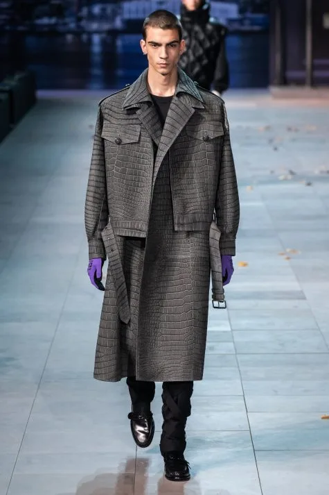 Cách phối mới mẻ giữa trenh coat và áo jacket. Ảnh: Vogue