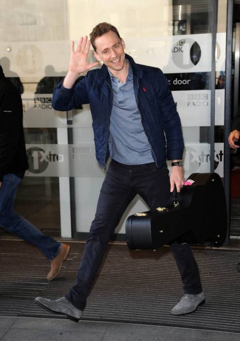 Áo Polo nam màu Navy của Tom Hiddleston