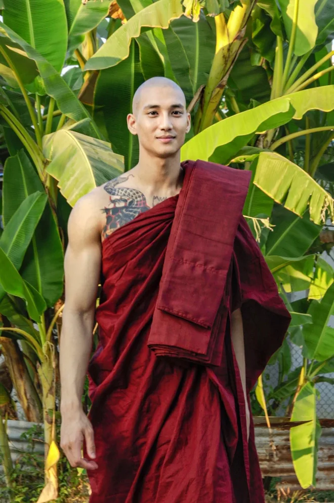 Paing Takhon đi tu