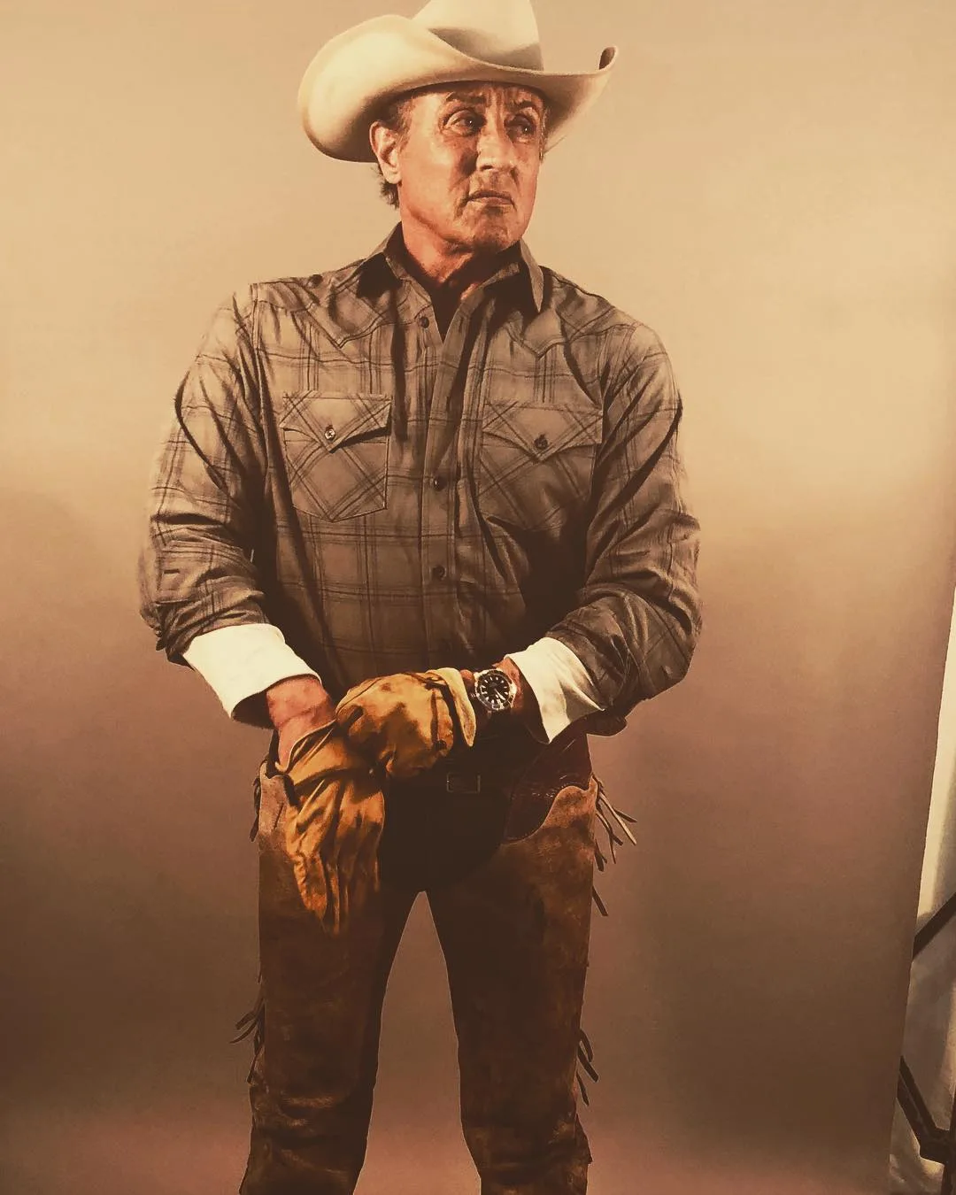 Tạo hình đầy hứa hẹn những màn hành động cùng súng đẹp mắt. Ảnh: Instagram @officialslystallone