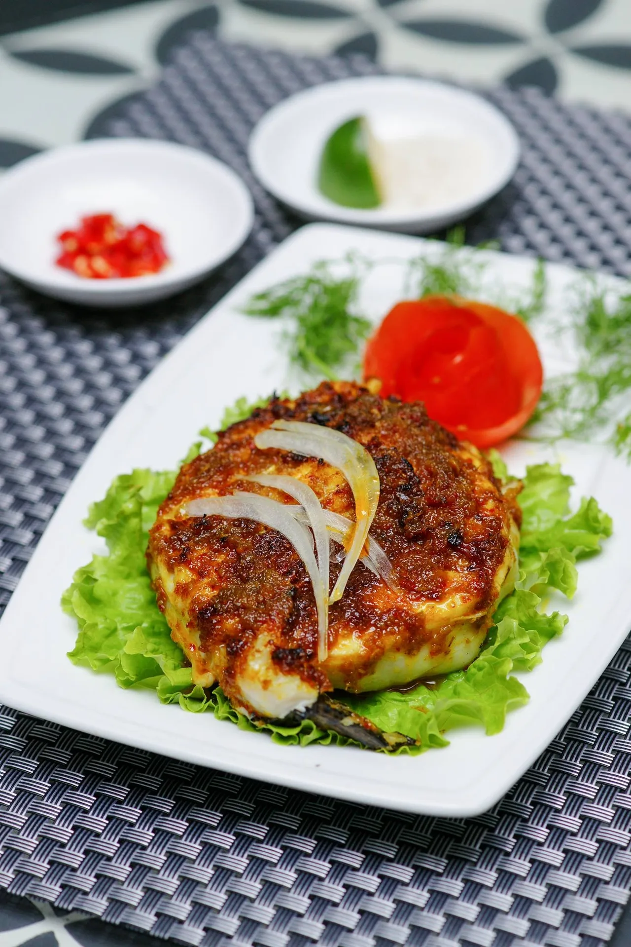 Cá thỏ nướng muối ớt giữ nguyên được hương vị tươi, thơm ngon của cá hòa quyện với các loại gia vị hấp dẫn và mùi ớt cay nồng khó quên.