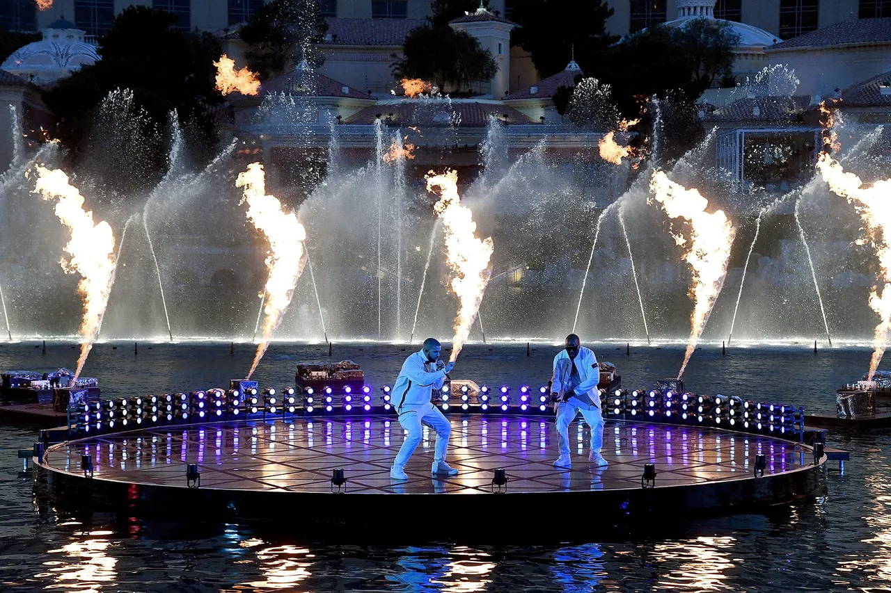 LAS VEGAS, NV - MAY 20: Rappers Drake (L) and Baka perform during the 2017 Billboard Music Awards at The Fountains of Bellagio on May 20, 2017 in Las Vegas, Nevada. (Photo by Ethan Miller/BBMA2017/Getty Images for dcp)