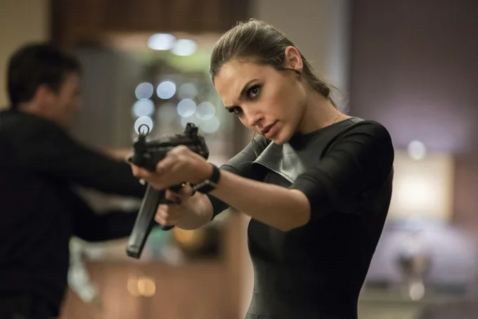 Nữ thần Gal Gadot đã từng có vai diễn nóng bỏng nào trước khi chứng minh sức hút với "Wonder Woman" ?