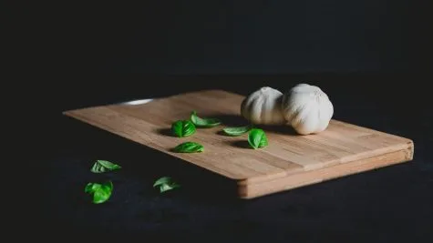 củ tỏi nằm trên thớt