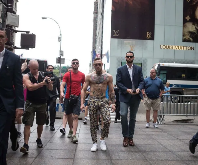 conor mcgregor phong cach thoi trang - elle man 23